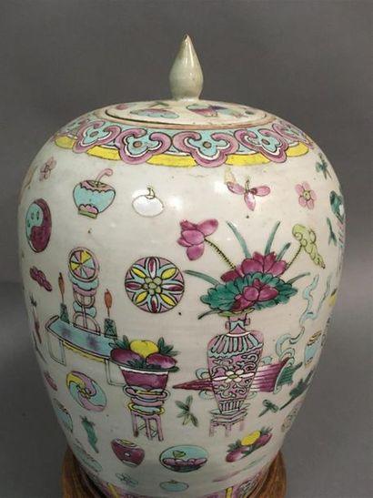 null Chine, Vase couvert en porcelaine à décor polychrome
Fin dynastie Q'ing
H :...