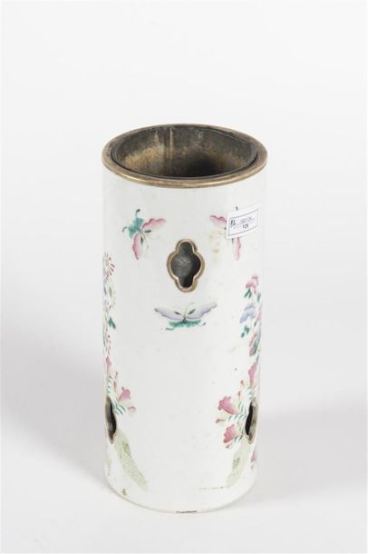 null Chine, vase rouleau en porcelaine à décor de coq 
H : 28cm