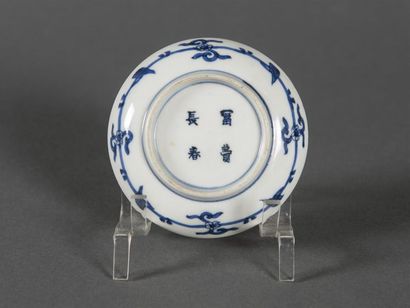 null Chine, coupe à encre en porcelaine à décor d'oies. Signée au revers
D : 9.5...