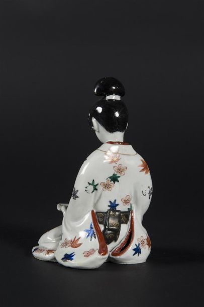 null Japon, statuaire en céramique Imari
Meiji femme à l'éventail
H: 15 cm