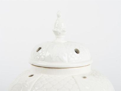 null Chine, Paire de brule-parfums en porcelaine émaillée blanche en relief à décor...