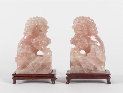 null Paire de chiens de Fo en quartz rose
H : 19 - L: 11, 5 P : 7 cm
(éclats)