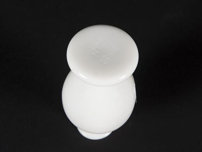 null CHINE, Pekin, 
Petit vase en verre de couleur blanche signé Guangxu Vianzhi
République
H...