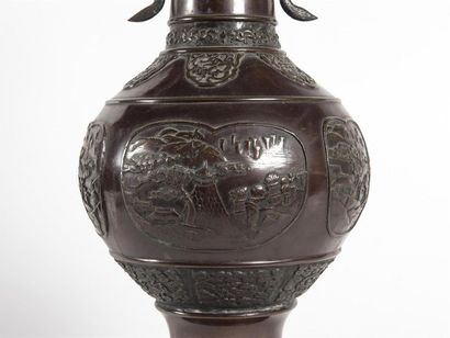 null Chine, Paire de vases en bronze patiné à décor de paysage dans des médaillons,...