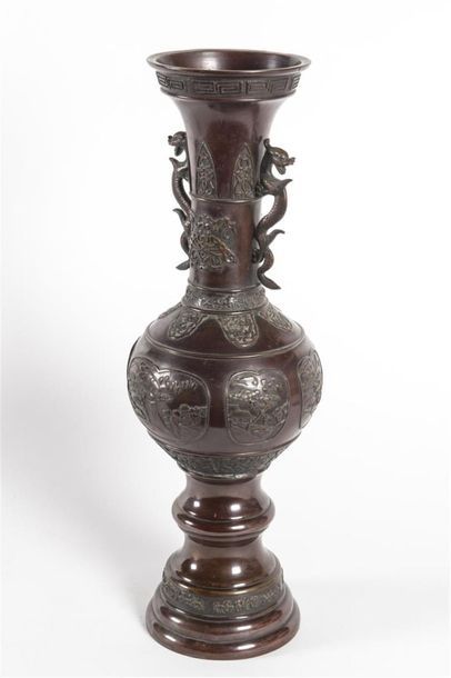 null Chine, Paire de vases en bronze patiné à décor de paysage dans des médaillons,...