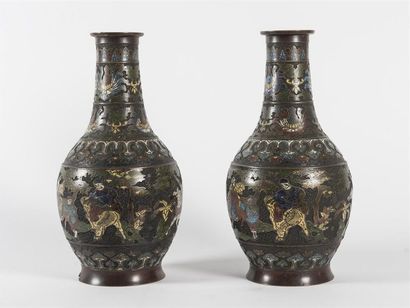 null Chine, Paire de vases balustres en bronze cloisonné à décor de scène cynégétique
XXème...