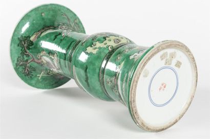 null Chine, Important vase Gu en porcelaine à fond vert
H : 43 , 5 cm