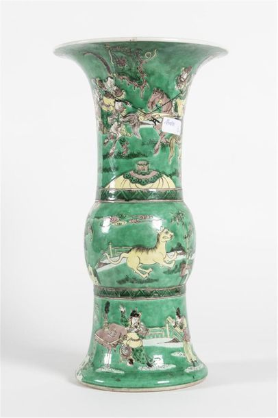 null Chine, Important vase Gu en porcelaine à fond vert
H : 43 , 5 cm