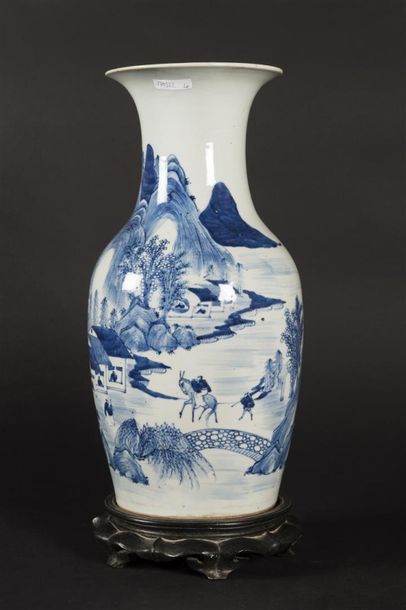 null HUE Vase en porcelaine à décor bleu blanc de paysage
H: 44 cm