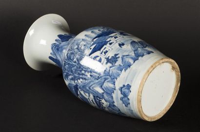 null HUE Vase en porcelaine à décor bleu blanc de paysage
H: 44 cm