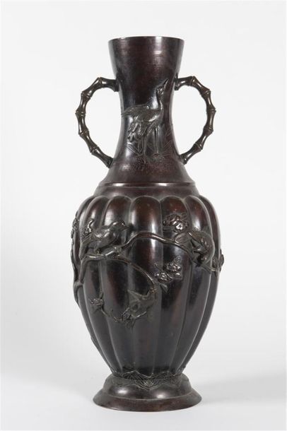 null Japon, Grand vase en bronze avec deux prises
Vers 1900
H: 62 cm