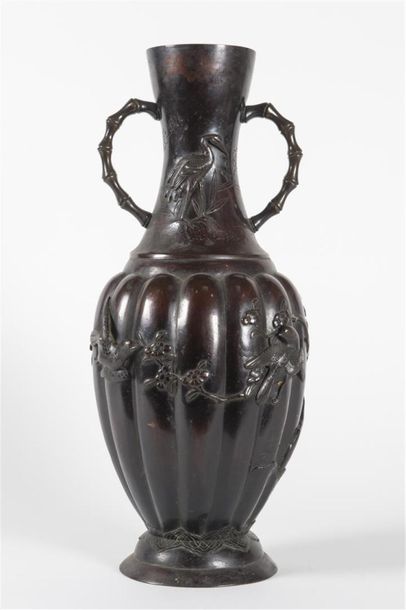 null Japon, Grand vase en bronze avec deux prises
Vers 1900
H: 62 cm