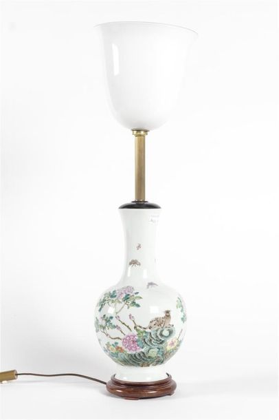 null Vase bouteille en porcelaine de Chine à décor d'émaux de la famille rose
transformé...