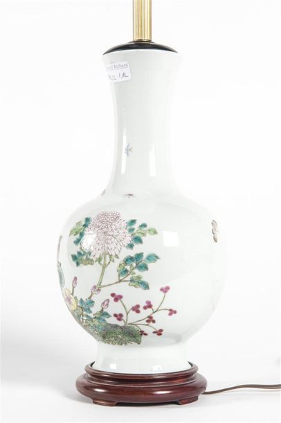 null Vase bouteille en porcelaine de Chine à décor d'émaux de la famille rose
transformé...