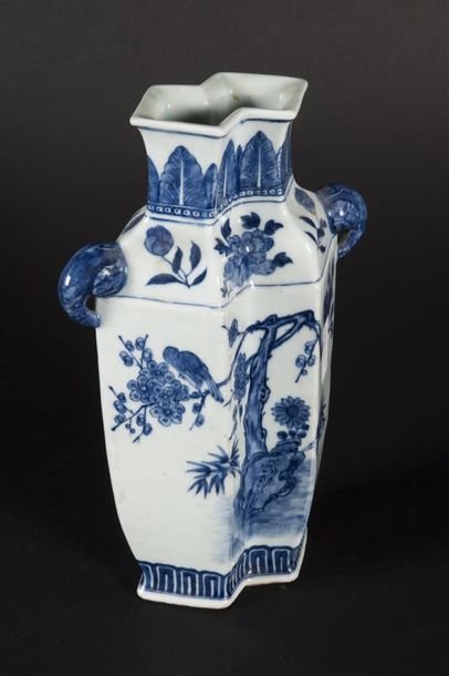 null Chine vase en porcelaine à décor d'arbustres , deux prises en forme de trompe...