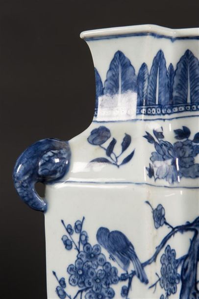 null Chine vase en porcelaine à décor d'arbustres , deux prises en forme de trompe...