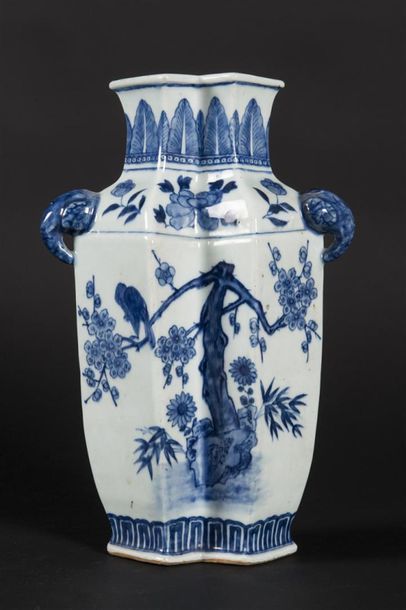 null Chine vase en porcelaine à décor d'arbustres , deux prises en forme de trompe...