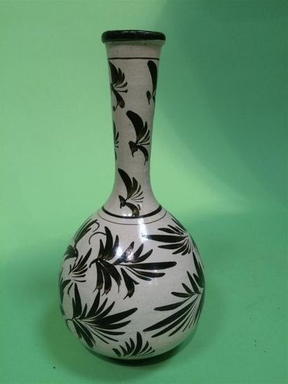 null Chine, vase à long col en céramique émaillé en brun sur fond blanc cassé à décor...