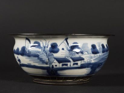 null Indochine, bol en porcelaine à décor de paysage lacustre
H: 9 - D: 20 cm