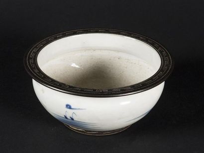 null Indochine, bol en porcelaine à décor de paysage lacustre
H: 9 - D: 20 cm