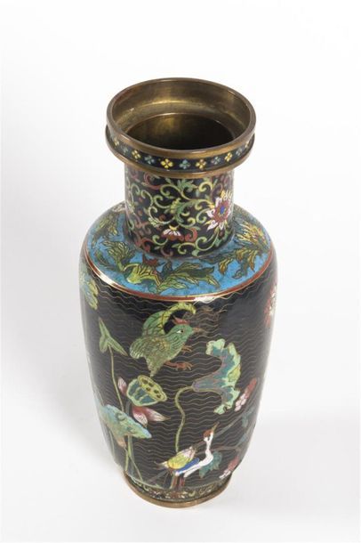 null Paire de vases en bronze cloisonné
H: 33 cm
(un vase accidenté)