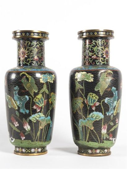 null Paire de vases en bronze cloisonné
H: 33 cm
(un vase accidenté)