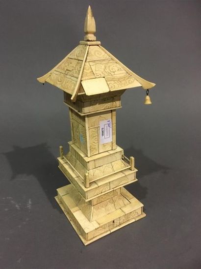 null Autel en os et ivoire en forme de pagode
Chine 
H ; 35 cm