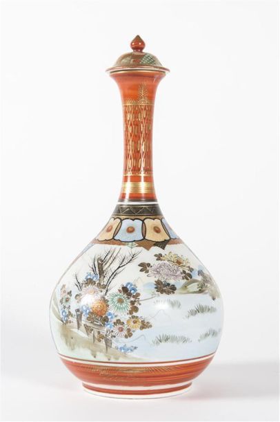 null JAPON Bouteille en porcelaine peinte
19ème siècle
H : 33 cm 
Petit éclat sur...