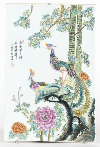 null Chine, Plaque rectangulaire en porcelaine peinte à décor de volatiles surd es...