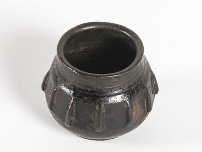 null Chine, brûle-parfum bronze patiné
Qing ou plus tard 
H: 7 - D: 6 cm
