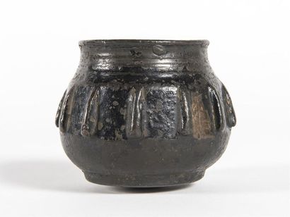 null Chine, brûle-parfum bronze patiné
Qing ou plus tard 
H: 7 - D: 6 cm
