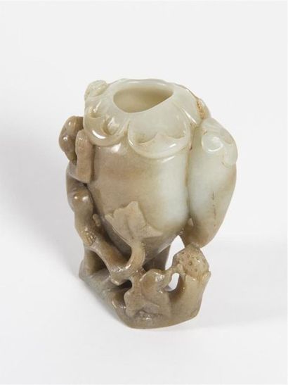 null Chine, petit vase en pierre jade sculpté à décor d'un singe grimpant sur des...