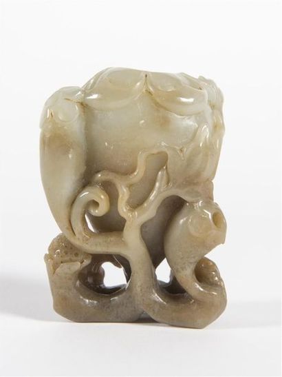 null Chine, petit vase en pierre jade sculpté à décor d'un singe grimpant sur des...