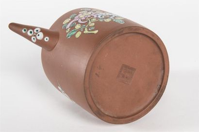 null Chine Théière Yixing fin 19e siècle
Décor floral en émail
H: 14 cm