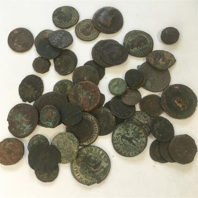 null LOT de 50 petits bronzes antiques 50 bronzes et antoniniens antiques ( grece,...