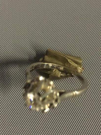 null Bague en or blanc 18 K (750) griffée en solitaire d'un diamant taille moderne...