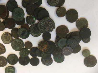 null LOT de 74 petits bronzes antiques 74 bronzes et antoniniens antiques ( grece,...