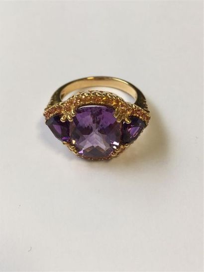 null Bague en or jaune , ornée de trois améthystes facetées, pds : 7, 20 grs