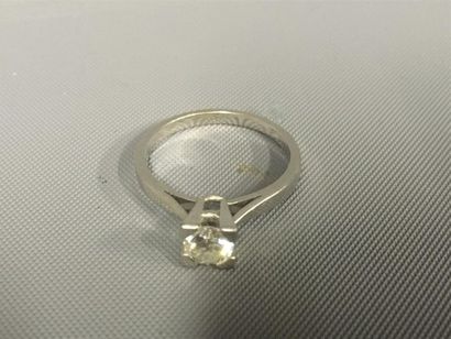 null Bague en or blanc 18 K (750) griffée en solitiaire d'un diamant. Poids 2,5 g....