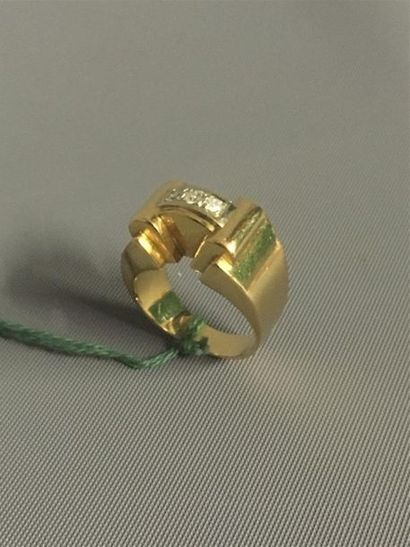 null Bague tank en or jaune 18 K (750) avec pont serti de trois diamants. Poids 10...