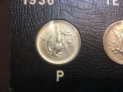 null USA
centenaire de l'indépendance du TEXAS 
Plaquette de 3 pieces de 1/2 dollar...