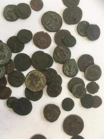 null LOT de 50 petits bronzes antiques 50 bronzes et antoniniens antiques ( grece...