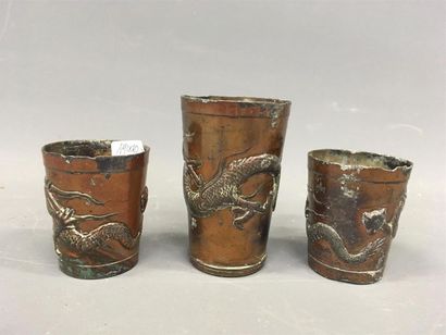 null Trois gobelets indochinois en bronze à décor de dragon 