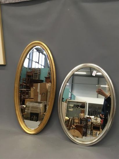 null Deux miroir modernes, ovales 
H : 80 et 64 cm