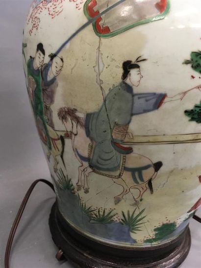 null CHINE vase en porcelaine monté en lampe à décor de lettrés
Accidents
H : 31...