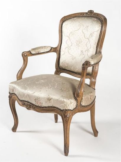 null Paire de fauteuils cabriolet en bois naturel
Epoque Louis XV