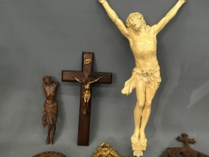 null Lot de 4 crucifix, un benitier et 2 Christ sans croix
2 Christ en ivoire : 13.5...
