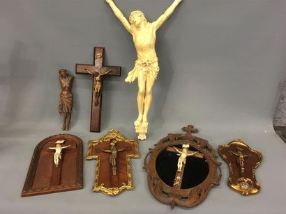 null Lot de 4 crucifix, un benitier et 2 Christ sans croix
2 Christ en ivoire : 13.5...