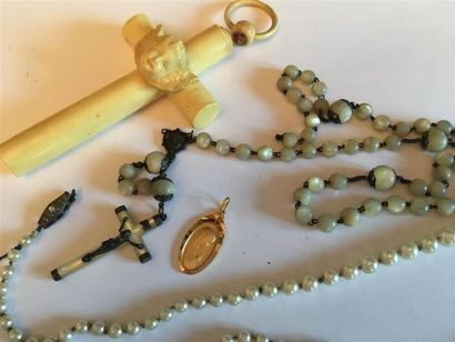 null Lot de bijoux religieux : croix, médaille, chapelet