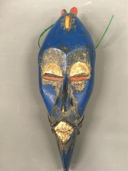 null Masque africain couverte bleue, travail colonial
H : 28 cm
